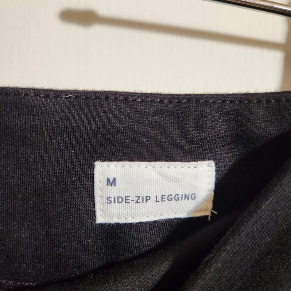 GAP Size Medium Skinny Pants Black Side Zipper Tapered at the bottom - Picture 5 of 7